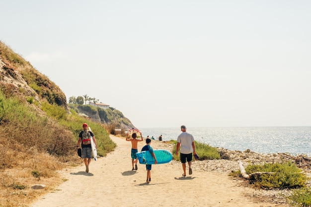 California rat beach diciembre de 2019 personas con olas van a la playa