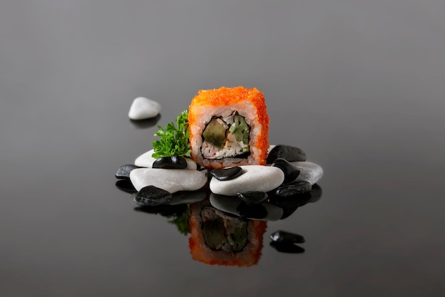 Foto california roll con decoración de piedra