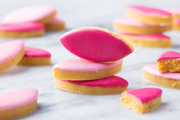 Calissons dulces tradicionales de Provenza francesa sobre fondo de mesa de mármol Cerrar