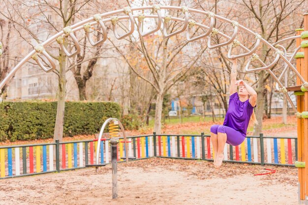 Foto calistenia parque fitness estilo de vida de bem-estar saudável em exercícios ao ar livre no meio de uma mulher hispânica