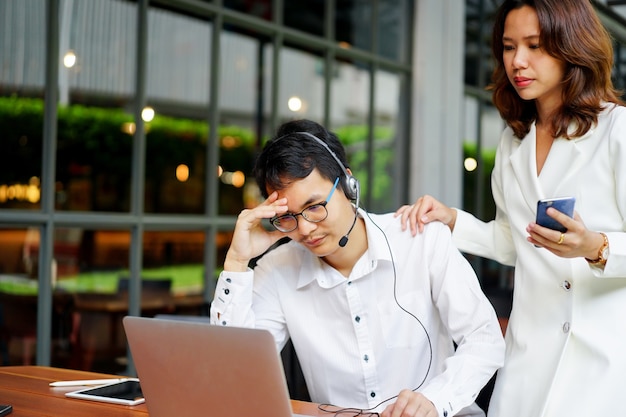 Call-Center-Angestelltmanngefühl-Kopfschmerzenformharte Arbeit