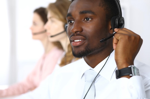 Call-Center-Betreiber Afroamerikanischer Geschäftsmann im Headset