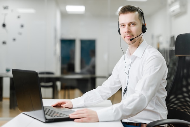 Call-Center-Betreiber, der geschäftliche Anrufe im Büro über ein Headset online beantwortet