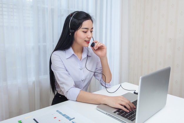 Call-Center-Betreiber der jungen Frau, der im Büro arbeitet. Service Desk Berater im Gespräch.