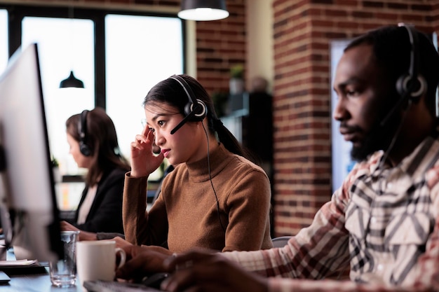 Call-Center-Betreiber, der Kunden über die telefonische Hotline hilft und das Telekommunikationsnetz beim Kundendienst nutzt. Weibliche Empfangsdame, die Hilfe und Unterstützung beim Telemarketing-Helpdesk leistet.