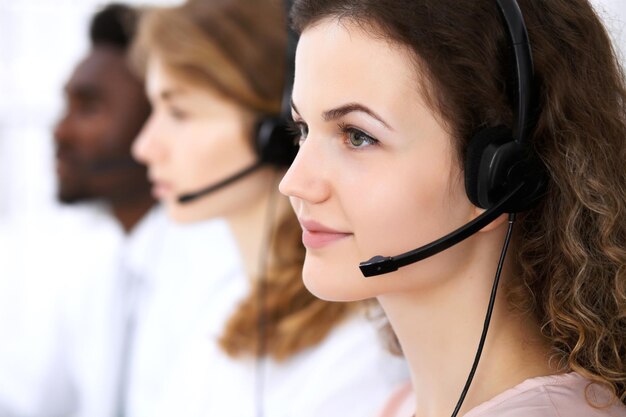 Call-Center-Betreiber. Junge schöne Geschäftsfrau im Headset.