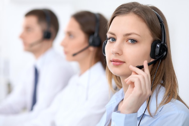 Call-Center-Betreiber Konzentrieren Sie sich auf junge schöne Geschäftsfrau im Headset