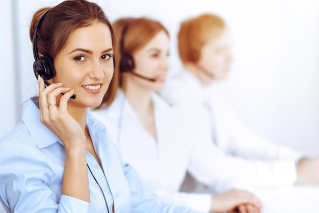 Call-Center-Betreiber. Konzentrieren Sie sich auf schöne Geschäftsfrau mit Headset im sonnigen Büro.