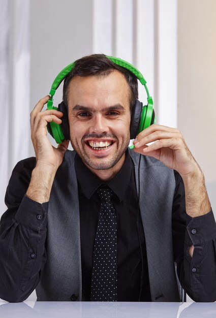 Call-Center-Betreiber mit funktionierenden Headsets.