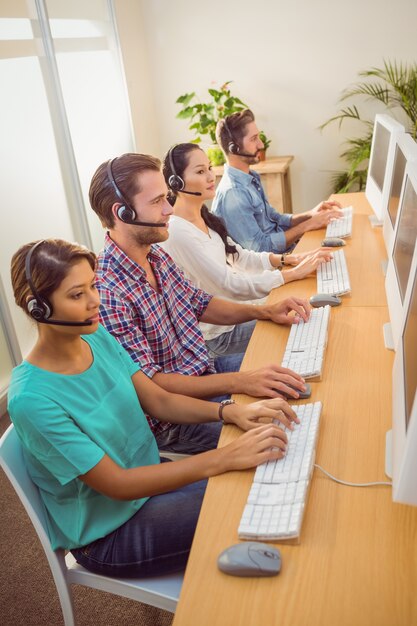 Foto call center colegas en el trabajo