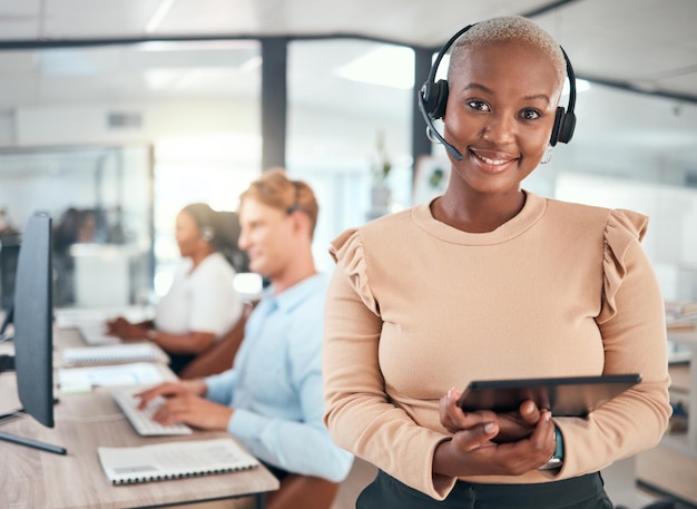 Foto call center crm y mujer de servicio al cliente con tableta y auriculares en telemarketing y atención al cliente en la oficina sonrisa feliz y motivación con contáctenos ayuda y consultor de empleados de negocios