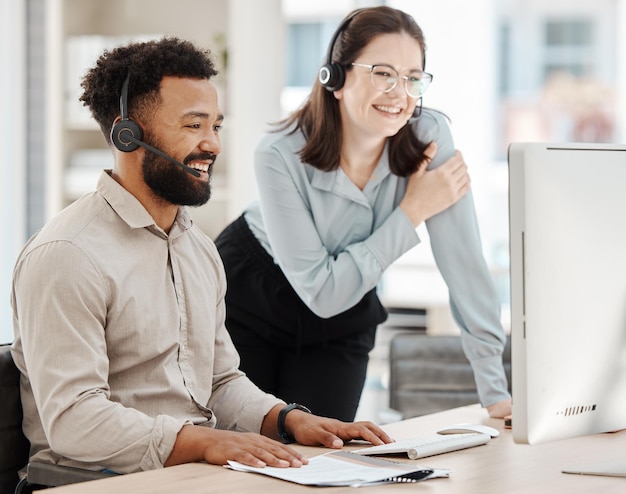 Call center de diversidade e agente de treinamento de líderes ou funcionário de vendas no suporte de contato help desk atendimento ao cliente Contate-nos mulher e trabalhador de telemarketing com um grande sorriso após um negócio bem-sucedido