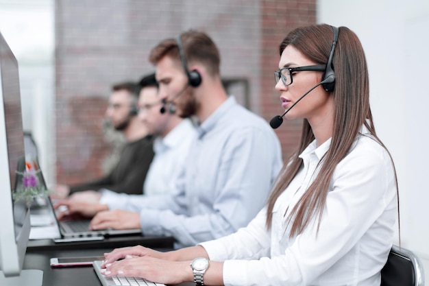 Call center de jovens funcionários conversando com o cliente