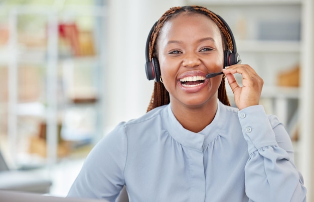 Call center de sucesso e atendimento ao cliente mulher negra consultando comunicação e falando para entrar em contato conosco pessoa Agente de suporte de telemarketing CRM feliz garota amigável ou recepcionista no escritório da empresa