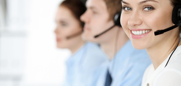 Call Center. Diverse Kundendienstmitarbeiter in Headsets bei der Arbeit im Büro. Unternehmenskonzept.