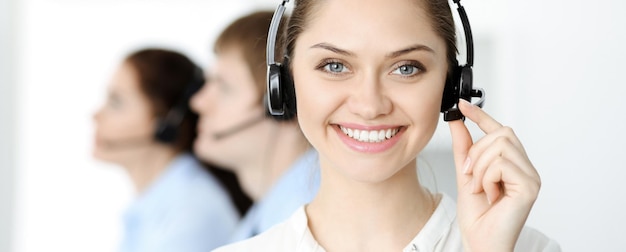 Call Center. Diverse Kundendienstmitarbeiter in Headsets bei der Arbeit im Büro. Unternehmenskonzept.