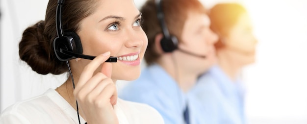 Call Center. Diverse Kundendienstmitarbeiter in Headsets bei der Arbeit im Büro. Unternehmenskonzept.