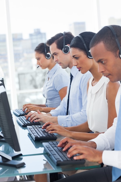 Call center empleados sentados en línea