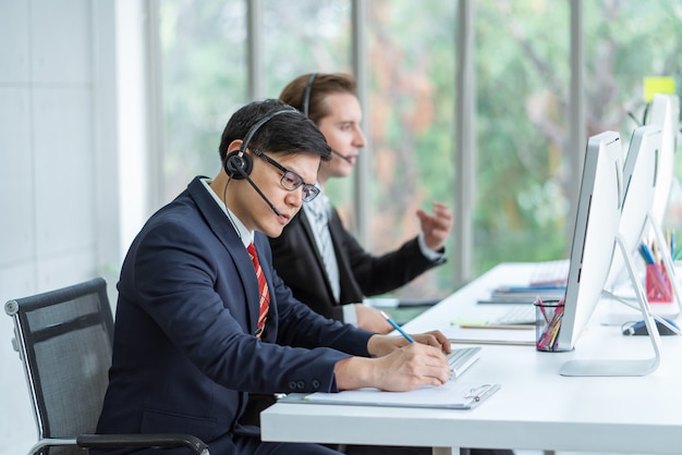 Call center hombre trabajando con auriculares