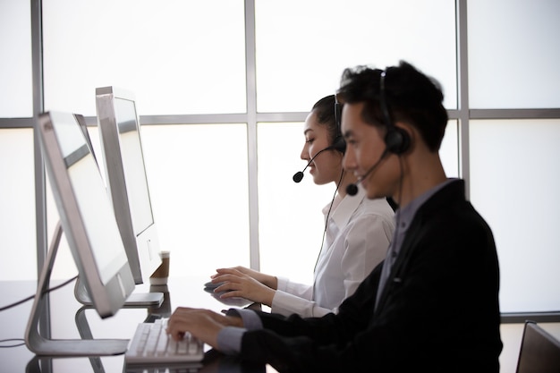 Call-Center-IT-Support hilft dem Kunden, eine Lösung für Geschäfts- und Beratungskunden zu finden