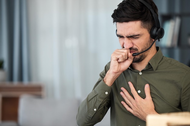 Foto call center jovem doente e tosse no escritório com muco gripal ou alergias para problemas de saúde agente consultor de telemarketing e dor no peito com resfriado de vírus e bactérias nos pulmões no local de trabalho