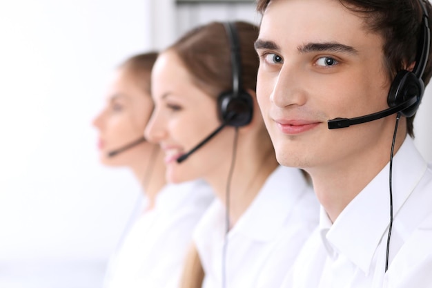 Call Center Konzentrieren Sie sich auf einen Mann mit Headset