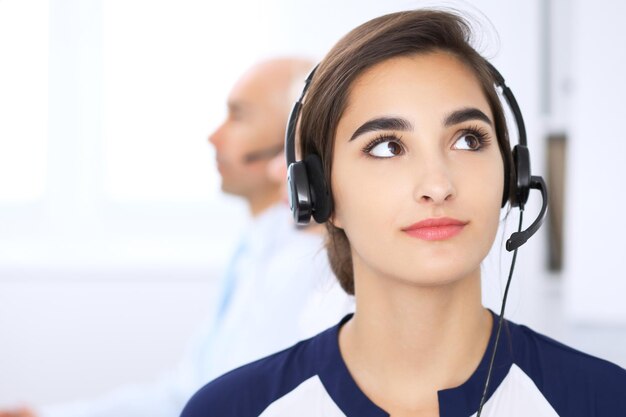 Call Center. Konzentrieren Sie sich auf schöne Frau im Kopfhörer.