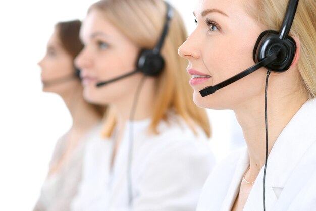 Foto call center. konzentrieren sie sich auf schöne frau im kopfhörer.