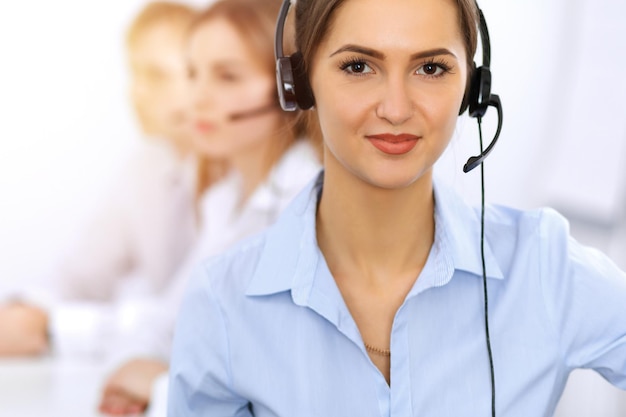 Call Center. Konzentrieren Sie sich auf schöne Geschäftsfrau mit Headset im sonnigen Büro.