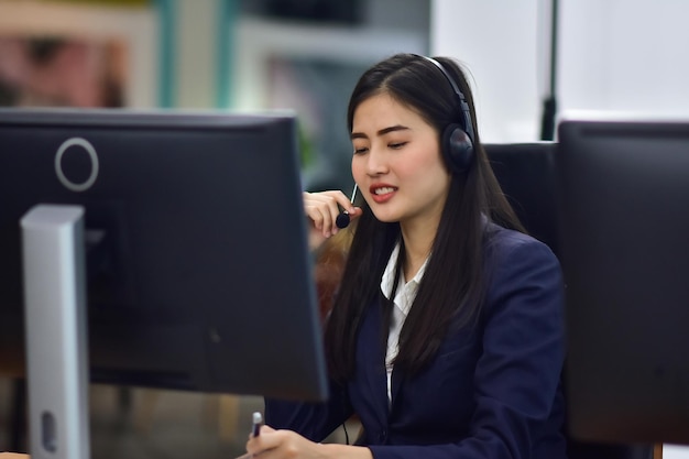 Call-Center-Konzept Asiatische Frauen sind Betreiber Call-Center arbeiten Online-Support Call-Center-Konzept für Technologie-Kommunikation