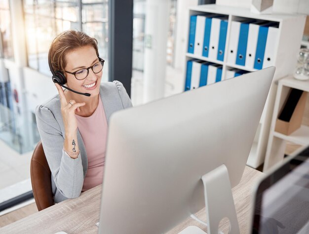 Call-Center-Kundendienst und -Berater mit einer Geschäftsfrau bei der Arbeit an einem Computer in ihrem Büro Kontaktieren Sie uns crm und Telemarketing mit einer weiblichen Beratung, die ein Headset für Verkauf oder Support verwendet