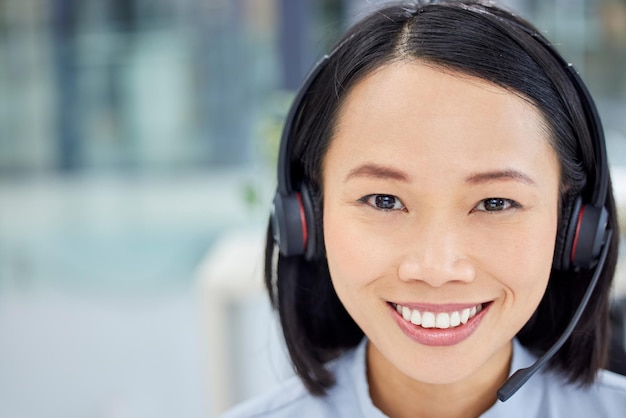 Call-Center-Kundendienst und Frauenporträt mit einem Lächeln für die Online-Beratung für CRM oder kontaktieren Sie uns Gesicht einer glücklichen Person am Helpdesk für Telemarketing-Vertriebsunterstützung und Kommunikationsraum