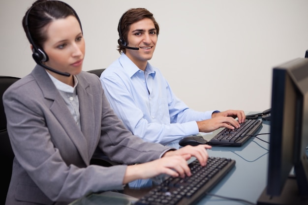 Call-Center-Mitarbeiter bei der Arbeit