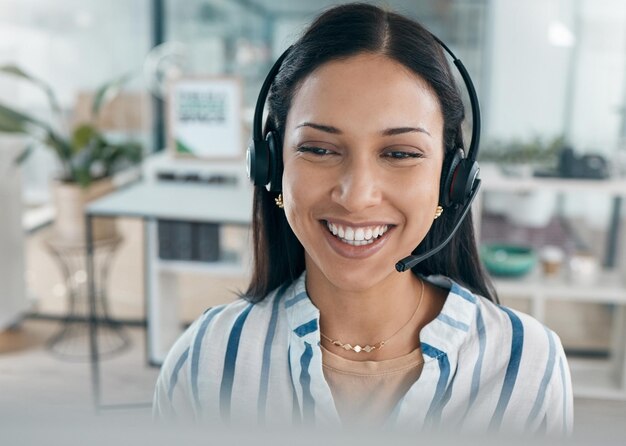 Foto call center mulher negra e conversa de pc de negócios em um computador trabalhando no suporte, ligue para a rede da empresa de telemarketing e entre em contato conosco como consultor em uma consulta digital para obter ajuda técnica