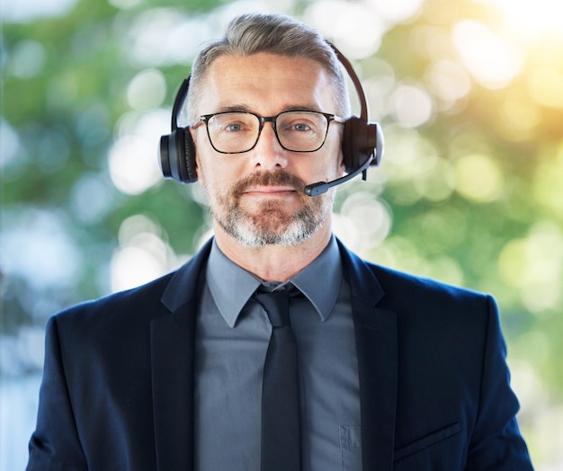 Call-Center-Porträt und Senior-Mann mit Headset CRM und kontaktieren Sie uns mit Kommunikation und professionellen Headshot Telecom Kundendienst und männlicher Berater mit Help Desk Mitarbeiter und Mikrofon