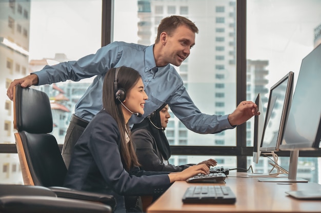 Call center con trabajadores del equipo