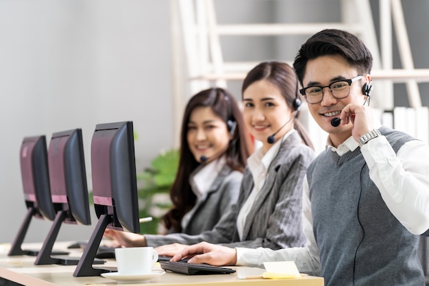 Call Center trabajando las 24 horas.