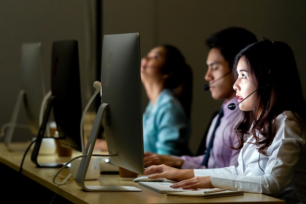 Call Center trabajando de noche.