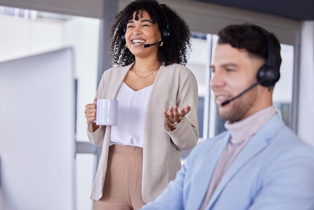 Callcenter de trabalho em equipe ou sucesso no computador no escritório para atendimento ao cliente entre em contato conosco suporte ou consultoria de crm diversidade de sorriso ou mulher negra feliz para acordo de telemarketing rindo ou conversando