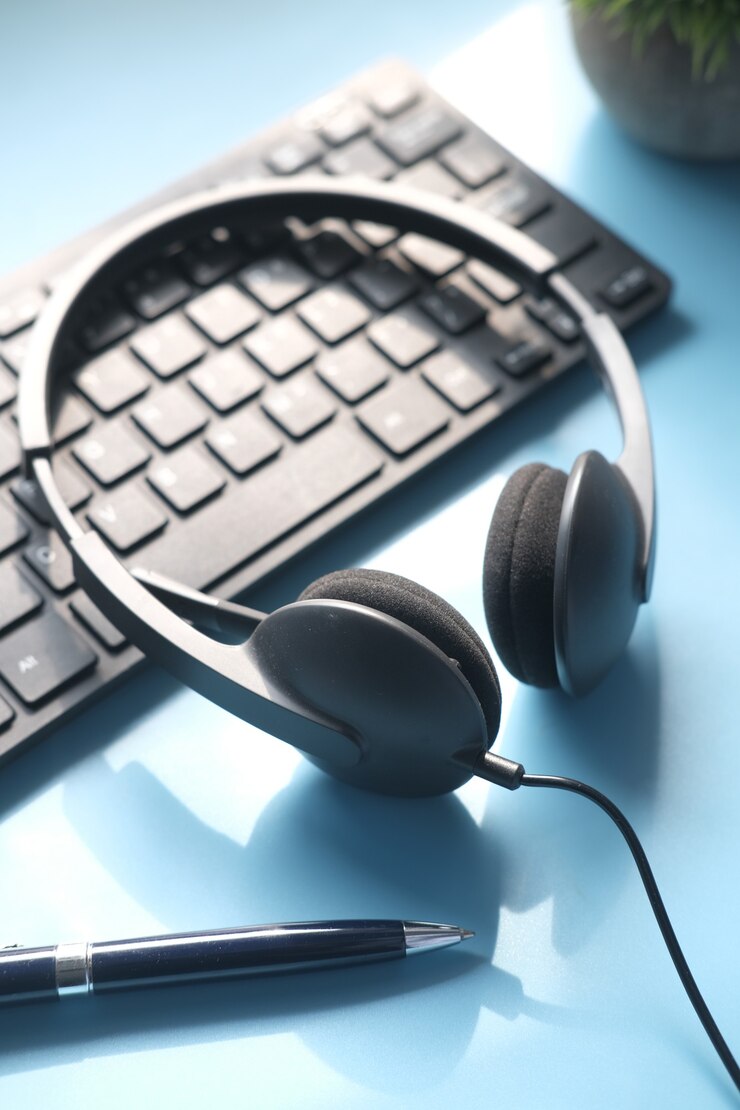 Callcenter-Kopfhörer auf der Tastatur auf dem Tisch