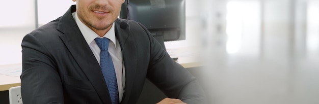 Foto callcenter oder kundendienstmitarbeiter im panoramabanner mit erweiterter ansicht