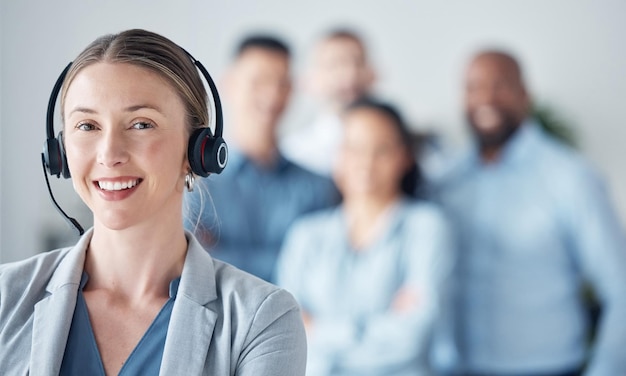 Callcenter- und Kundenservice-Frau lächeln im Porträt mit Führungs- und Kommunikations-Headset und Mockup-Bereich. Kontaktieren Sie uns CRM und Helpdesk mit glücklicher Beraterin und Teamleiterin