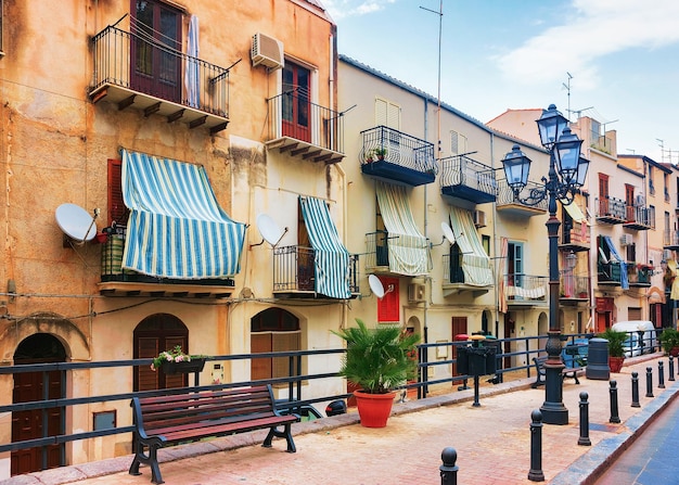 Calle acogedora en la ciudad de Cefalu, región de Palermo, isla de Sicilia en Italia