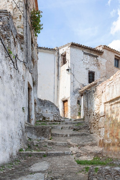 Calle adoquinada y fachadas ruinosas del casco antiguo de Bocairent provincia de Valencia Comunidad Autónoma Valenciana España