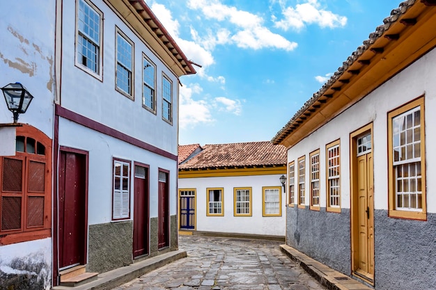 Calle con adoquines y casas con arquitectura colonial en la ciudad de Diamantina en Minas Gerais