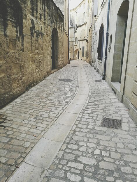 Foto calle de adoquines en medio de edificios