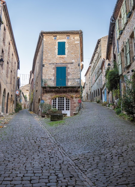 calle de adoquines con viejos edificios de piedra en el pueblo francés