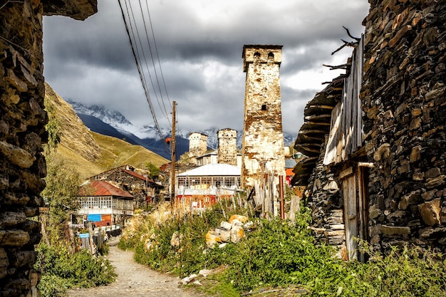 Calle en la aldea de Ushguli al pie del monte. Shkhara