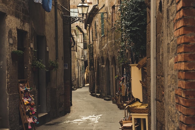 Calle angosta de la antigua ciudad medieval de toba Pitigliano, antecedentes de viajes a Italia