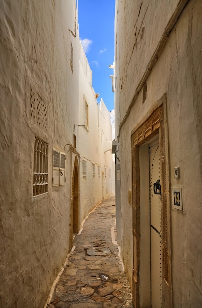 Calle angosta de la antigua Medina Hammamet Túnez Mediterranea